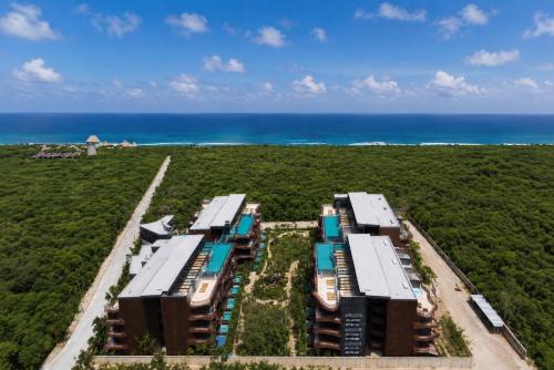 Playa Paraiso Apartment | 1BR - Sea View Rooftop pools steps to Beach & Jaguar Park