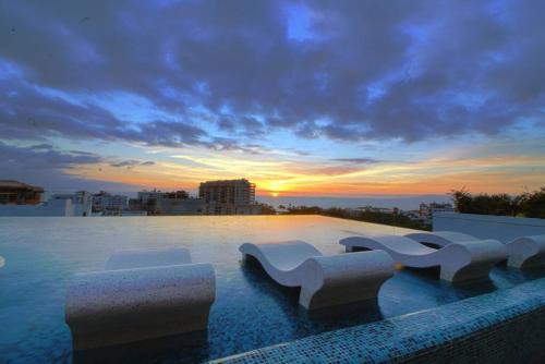 Emiliano Zapata House | Avida - Stunning Rooftop Pool and Jacuzzi