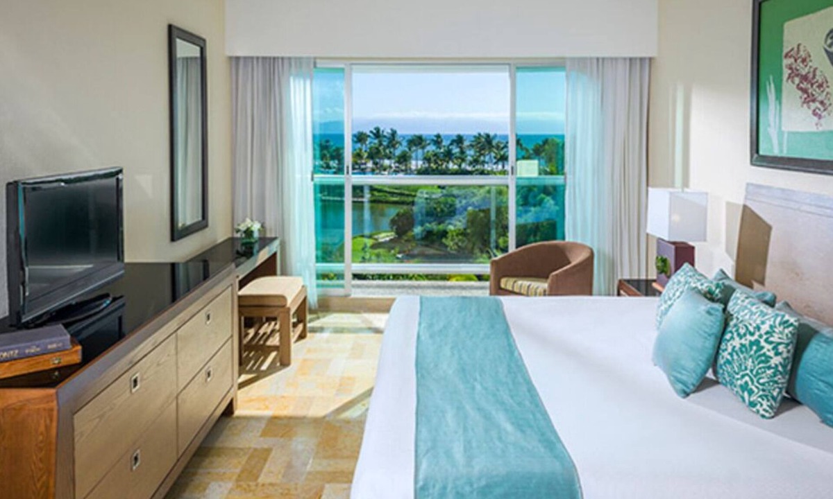 Isla Iguana Hotel | Beach resort w/balcony ft lush pools, dining, fitness, spa & resort activities.