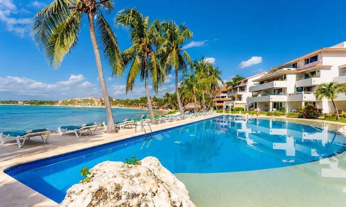 Puerto Aventuras Condo | Beachfront condo with loft and sea views