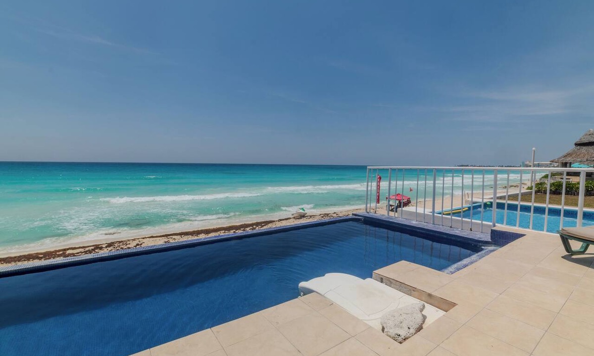 Zona Hotelera Villa | Beachfront house with private pool and beach access