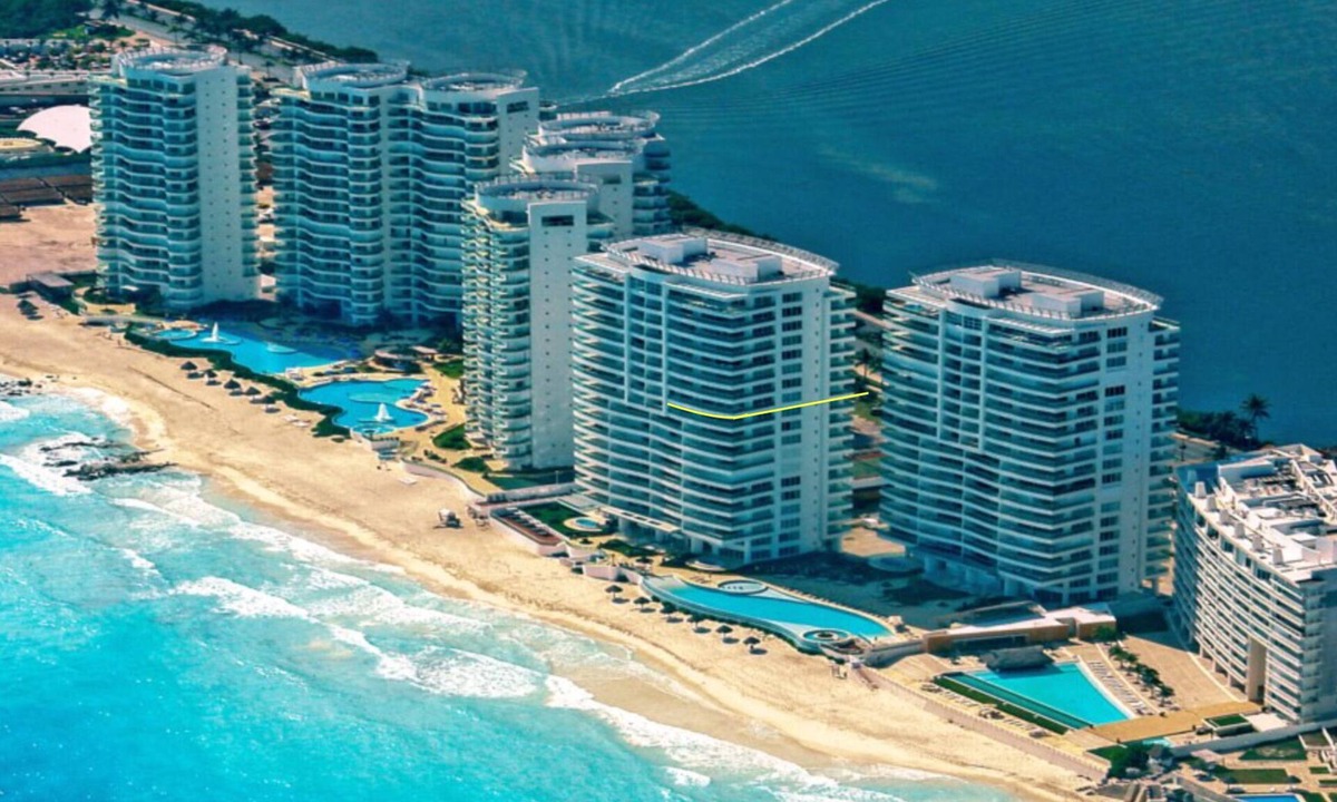 Punta Cancun Condo | Beachfront Luxury SkyVilla-Summer Sale up to 50% Off!