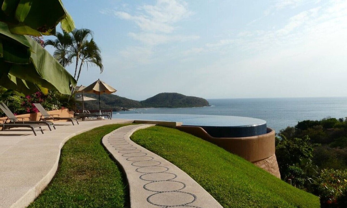Zihuatanejo Condo | Beautiful 1 bedroom Condo above La Ropa Beach