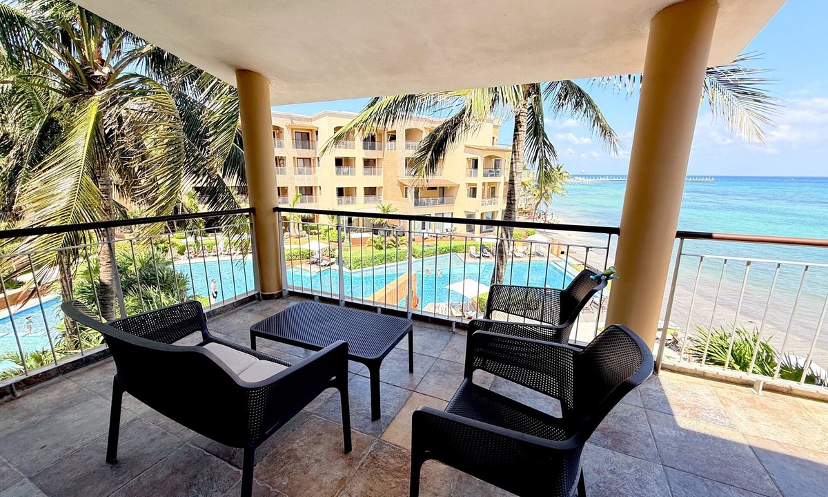 12th Street Apartment | Bright and spacious 3-bedroom PH with jacuzzi ocean front in Playa del Carmen