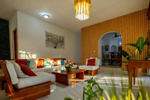 Montecarlo House | Casa Amplia, 7 Hab con Alberca, Gym y Terraza