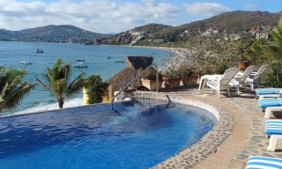 Playa Las Gatas House | Charming bungalow at gorgeous La Ropa Beach, Zihuatanejo