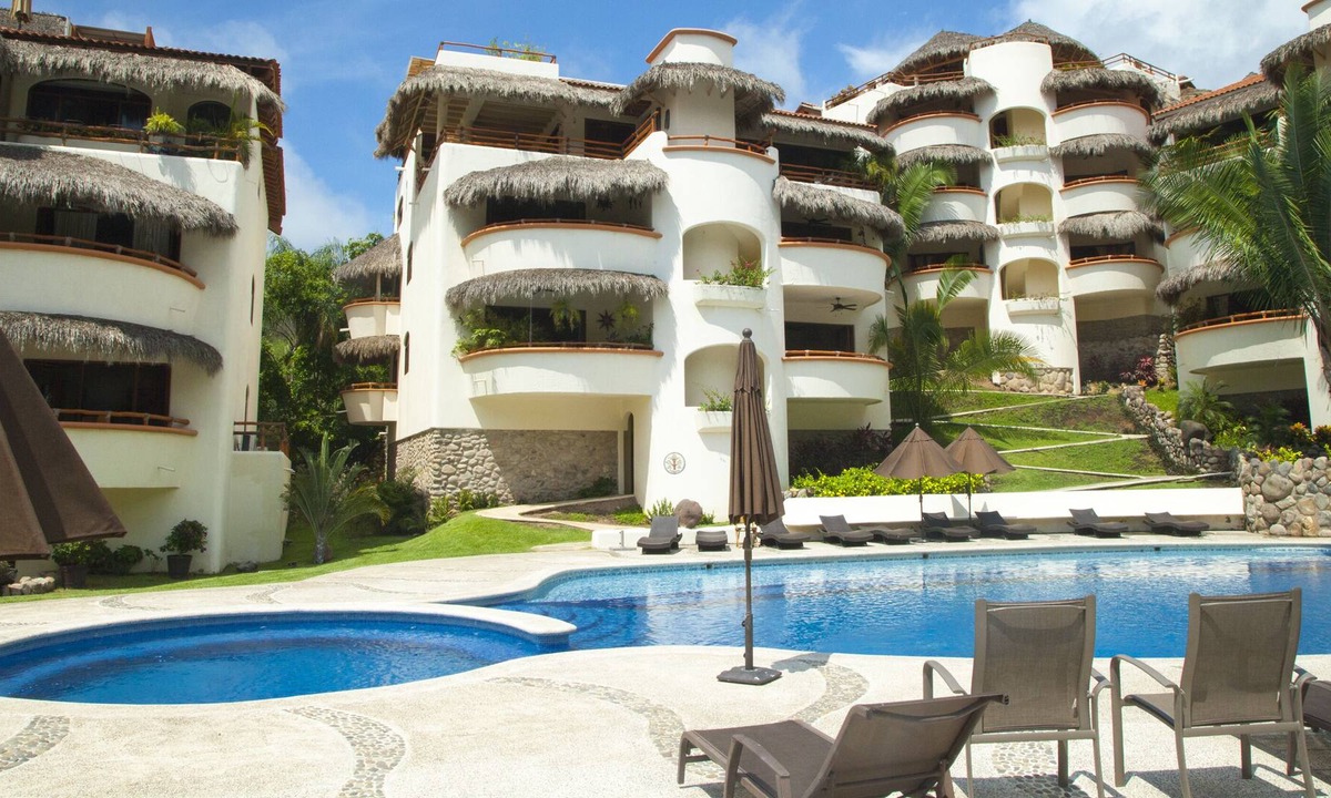North End Apartment | ❤︎Chic, Bright & Spacious PAD with Pool, close to beach ❤︎