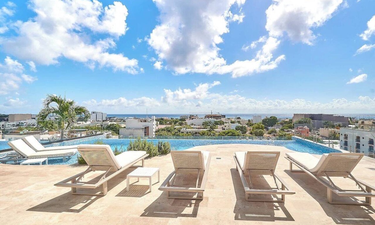 Centro Apartment | Coastal escape w/rooftop pool, gym & beach walk