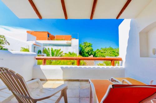 Playacar House | Deluxe Balcony Room With Swimming Pool Air Conditioning and Parking