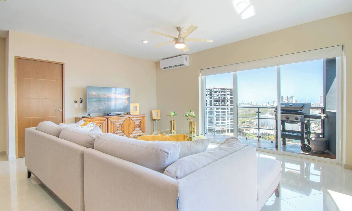 Marina Mazatlan Condo | Elegante Condo a una Cuadra del Mar