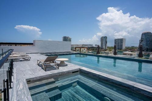 Zona Hotelera Apartment | Luxe Apt 3BR Rooftop Pool Marina & Shopping
