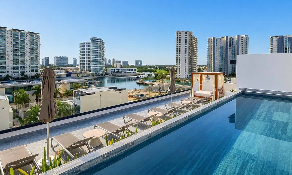 Zona Hotelera Apartment | Luxury 3BR in Puerto Cancun | Rooftop Pool & Gym