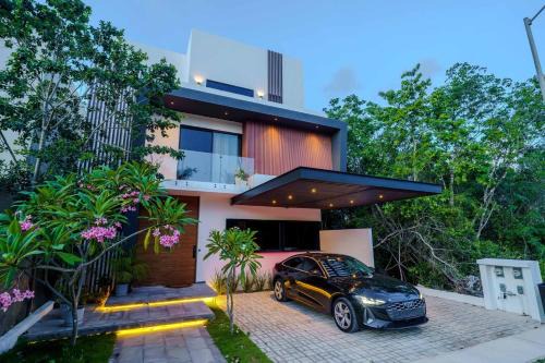 Cancun Villa | Luxury 5 Bedroom Villa - Private Heated Pool - Movie Theater - Gated Community - fits 11