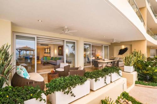 Emiliano Zapata House | Luxury Oceanfront Condo Infinity Pool
