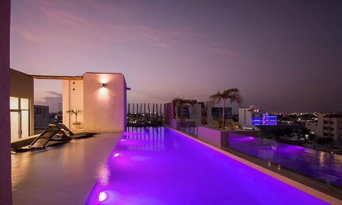 Zazil-ha Apartment | Modern Stay - Rooftop Pool - Walk to Beach & 5th