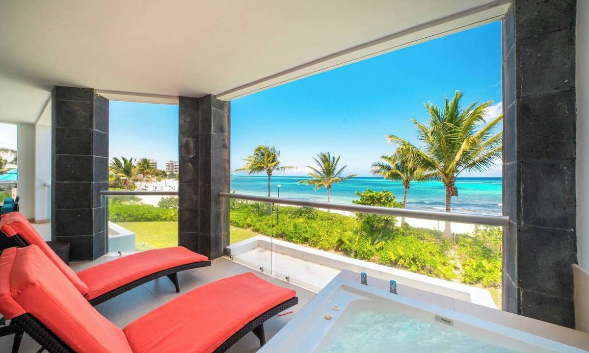 Puerto Juarez Condo | Ocean view Condo - 3 BR, Tub, Pool & Gym - Mareazul