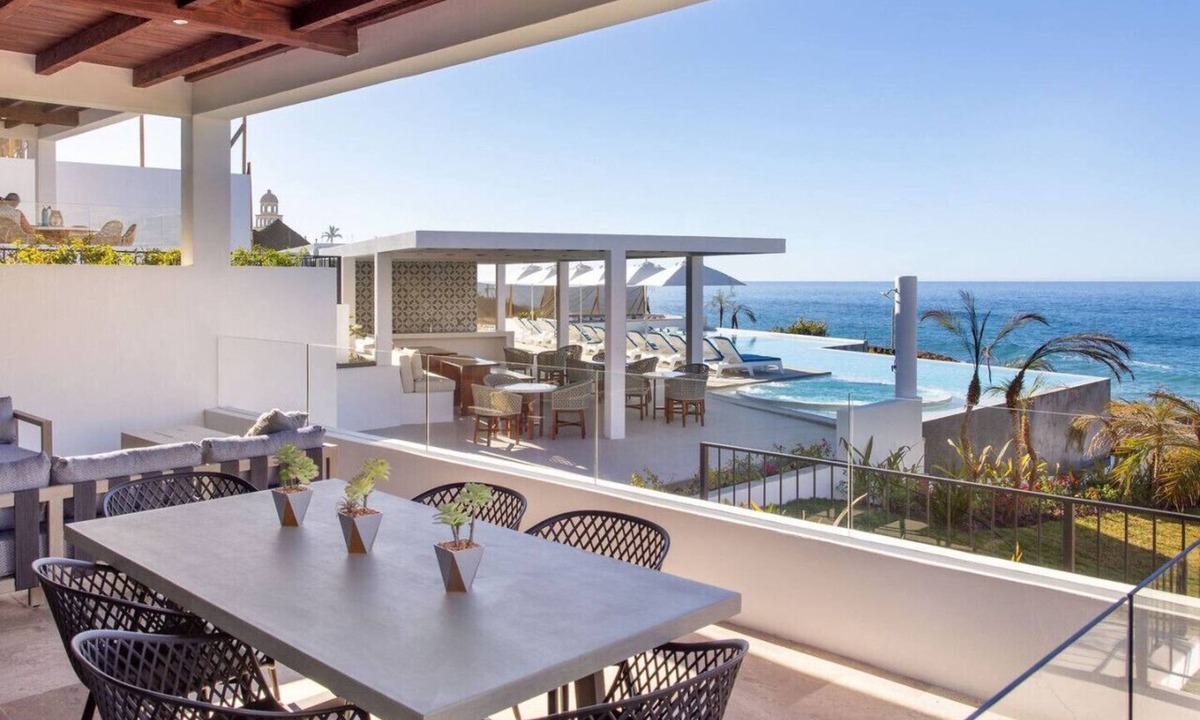Cerritos Condo | Oceanfront Luxury Condo w/Infinity Pool—Cerritos