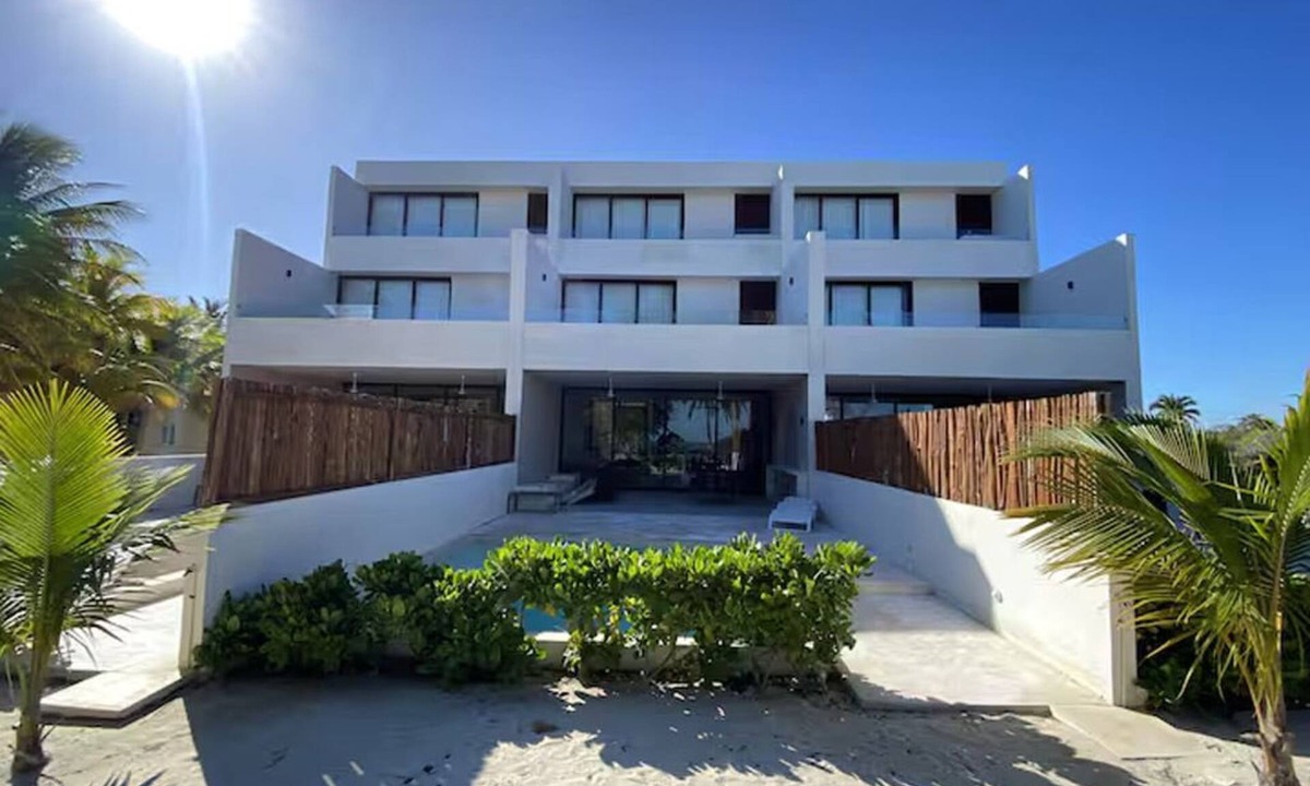 Progreso Municipality Villa | Perfect 4-bedroom Beachfront Villa with Pool in charming Uaymitun Beach