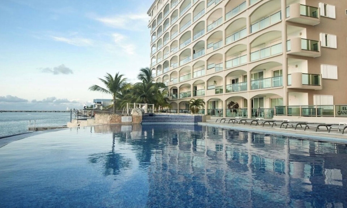 Colonia Andres Condo | Romantic 7th-Floor Oceanfront Escape: 2BR/2BA, Dive Pier & Views!