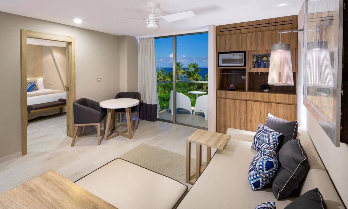 Downtown Cancun Resort | Suite with whirlpool and balcony at Grand Sirenis on the Riviera Maya