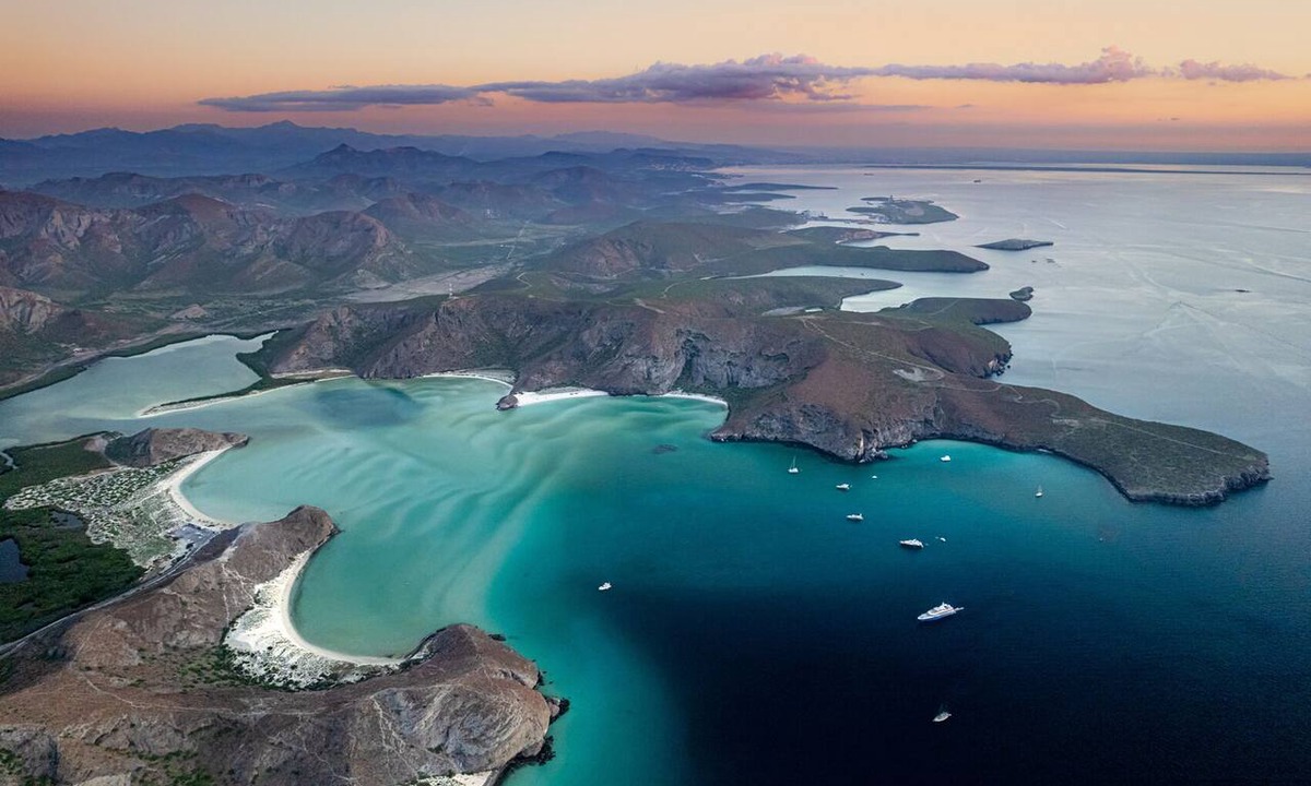 La Paz Boat Rental | Sun-Kissed Sailing in Mar de Cortez: A Baja California Sur Beach Experience