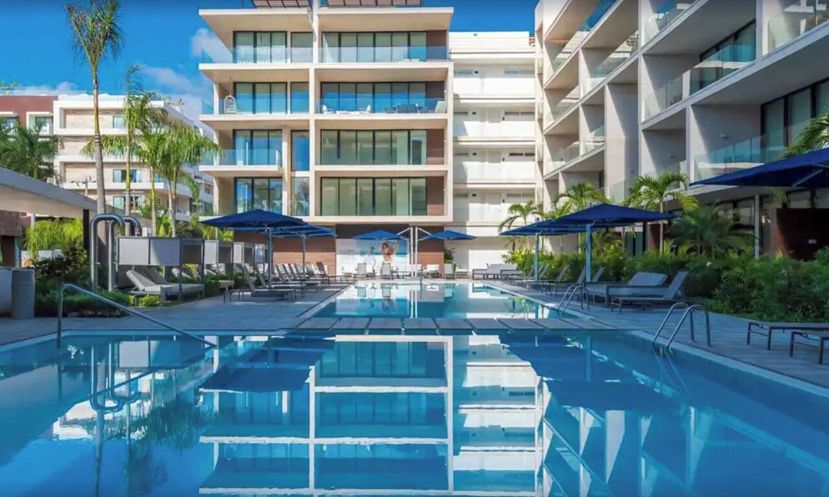 Downtown Condo | VOTED MOST LUXURIOUS! MODERN 3 Bedroom 100 steps to White Sand & Turquoise Water