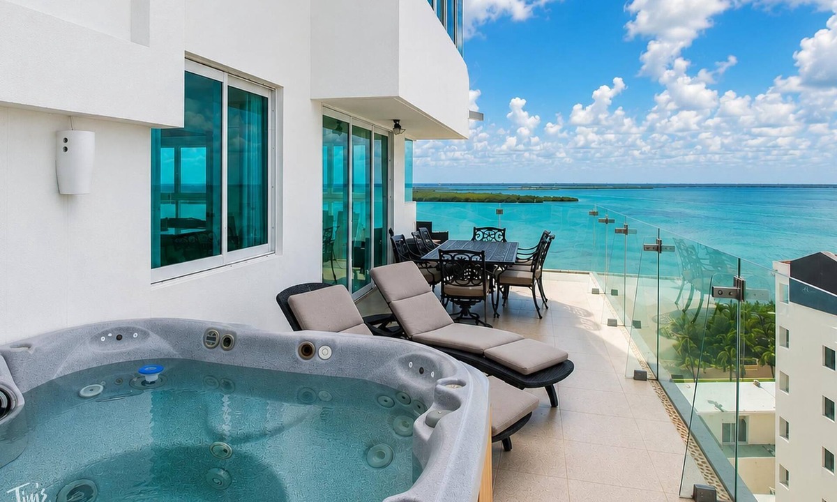 Zona Hotelera Condo | VRBO Premier Host – Beachfront – 8BR/6Bth – Penthouse Combo #323