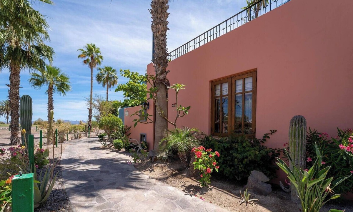 Nopolo House | Welcome to Casa Rincón Mágico, your cozy one-bedroom escape.