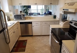 Beachfront Condo 2Bed/2Bath With Pool and Private Balcony-Nice Escape in Fort Myers Beach