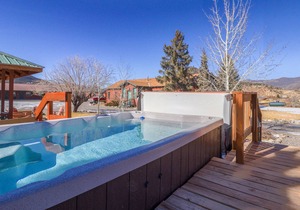 Cozy South Fork cabin with kitchen, shared grill, and free WiFi - dogs welcome in South Fork