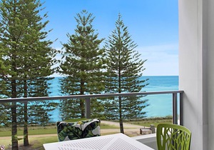 Rainbow Pacific Unit 12 - Beachfront unit a great spot for a family beach holiday with Wi-Fi Inc. in Coolangatta