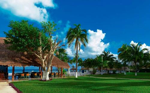 Punta Cancun Apartment | 1BDR Amazing Beachfront Condo in Cancun Hotel Zone