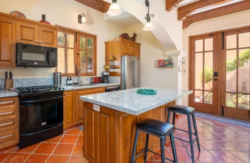 Nopolo House | 2 bed, 2 bath Tower view BBQ AV174