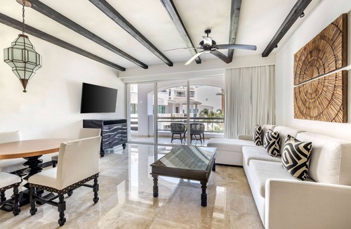 Zona Hotelera Hotel | 2 Sunny 2BR Deluxe Suites w/Pool View Balcony – 5-Min Drive to Art Galleries
