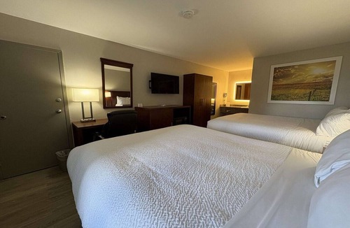 Hampton Hotel | 3 Queen Bed | Hampton