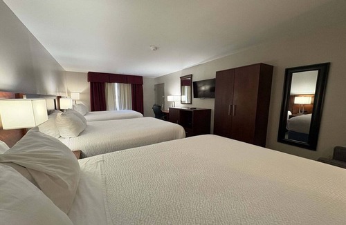 Hampton Hotel | 3 Queen Bed | Hampton