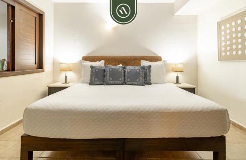 Flamingos House | 3BR Condo in the Krystal Grand Hotel - Beach