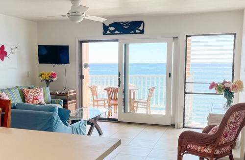 Kailua-Kona Condo | A Must See! Beautifully renovated Direct Ocean Front condo. 1 Bedroom, 1 Bath.