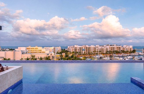 Playa Mujeres Apartment | Beach Club Access, Rooftop Infinity Pool & Jacuzzi