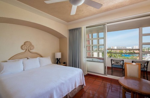 Marina Vallarta Hotel | Beach Front Studio with Fitness Center