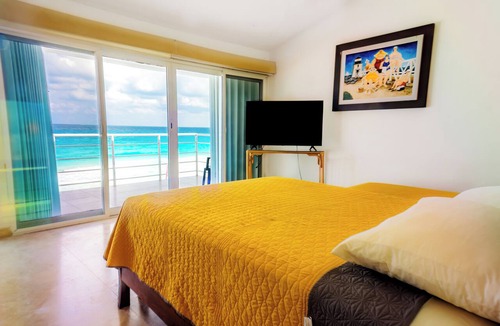 Zona Hotelera Villa | Beachfront house with private pool and beach access