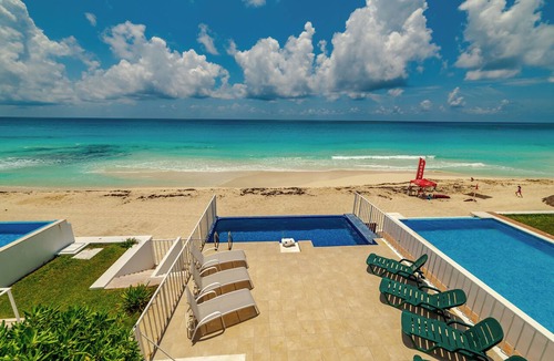 Zona Hotelera Villa | Beachfront house with private pool and beach access