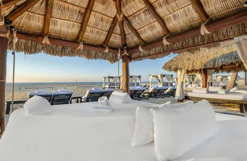 Zona Hotelera Resort | Cabo Azul 1BR Pool View – Balcony Living, Beach Access & Resort Style