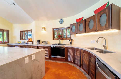 North End House | Casa Enamorada – Oceanfront Escape. 3-bedroom, 3-bath home. Superb location!