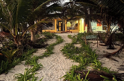 El Cuyo House | Casa Reyna - Beachfront 2-bedroom house with AC in beautiful El Cuyo
