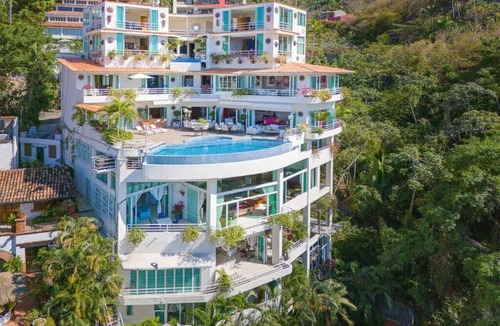 Alta Vista House | Casa Yvonneka 5-Star Luxury Villa