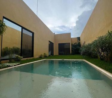 Conkal House | Chalet con 3 habitaciones y alberca privada