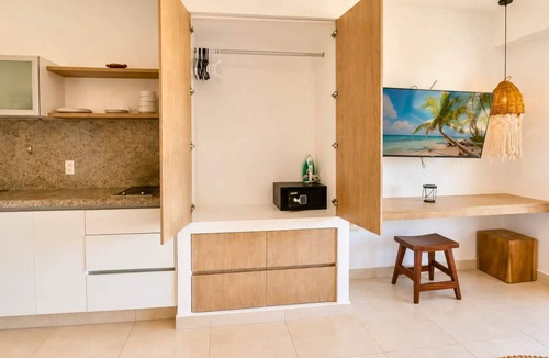Luis Donaldo Colosio Apartment | Chic Ocean View Studio near Beach · Blanko Living