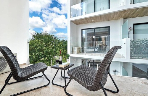 Centro Apartment | Coastal escape w/rooftop pool, gym & beach walk