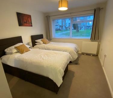 Crawley House | Contractor Accommodation Free Parking WiFi Near Worksites - 2 Bedroom Home In Three Bridges Crawley Gatwick